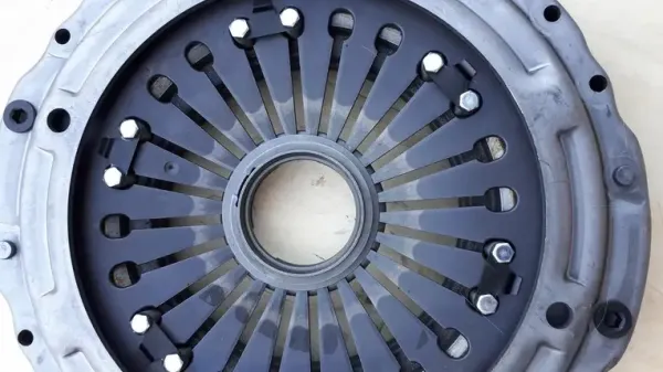 Диск зчеплення ведучий (кошик) з кожухом