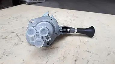 Кран гальмівний з ручним приводом у зборі