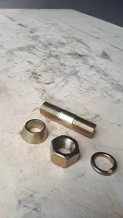 Шпилька з гайкой,гровером та втулкой креплення реактивної штанги