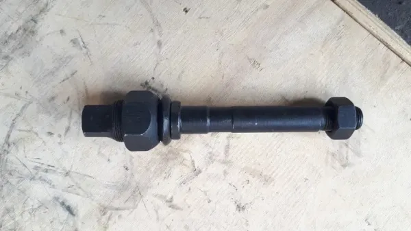 Шпилька заднього колеса з футоркою і гайками L = 165 мм (права)