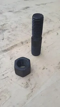 Шпилька колісна з гайкою