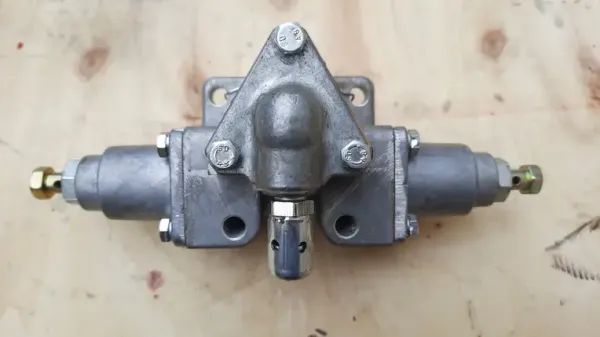 Повітрярозподільник КПП МАЗ на 4 отвори 201-1723010