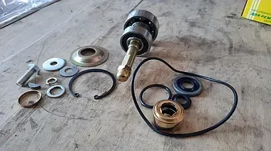 Вал насосу водяного в зборі з підшипниками, сальником і стоп кільцем