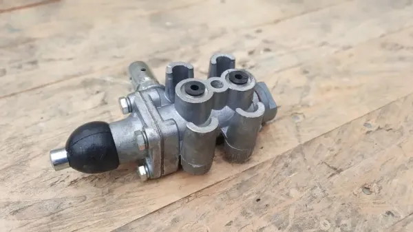 Клапан включення дільника