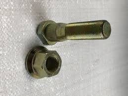 Болт колеса заднього з гайкою М22х1,5 Євро із шліцями