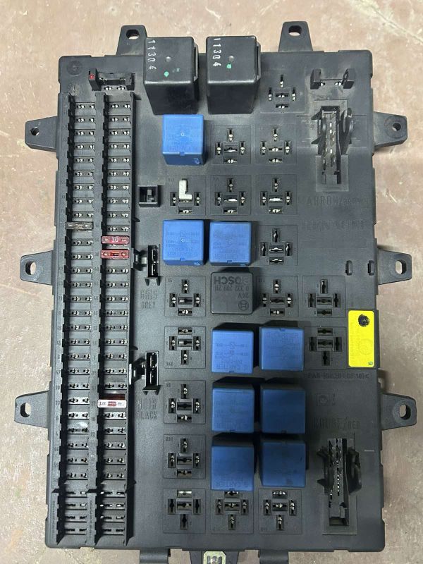 Запобіжна коробка 5010561943 до вантажівки Renault MAGNUM